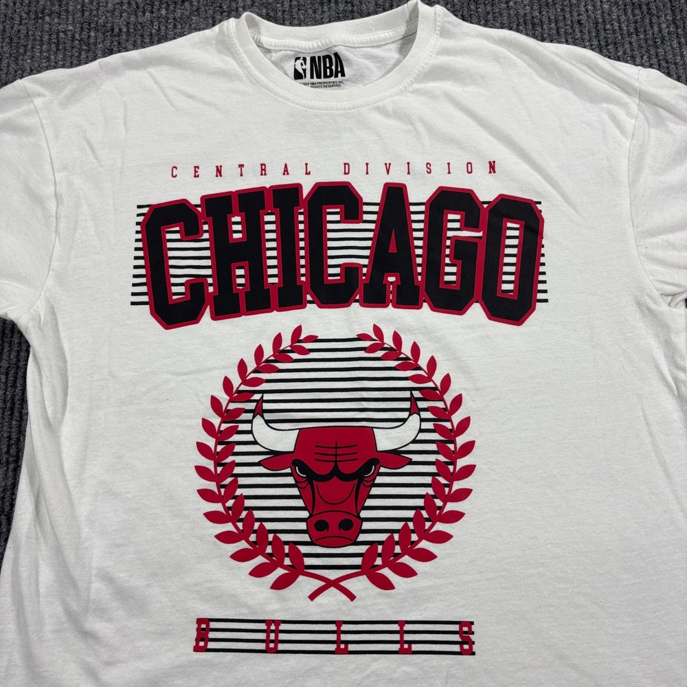 NBA Chicago Bulls T-Shirt Mens Large White Central Division Graphic‎ Tee